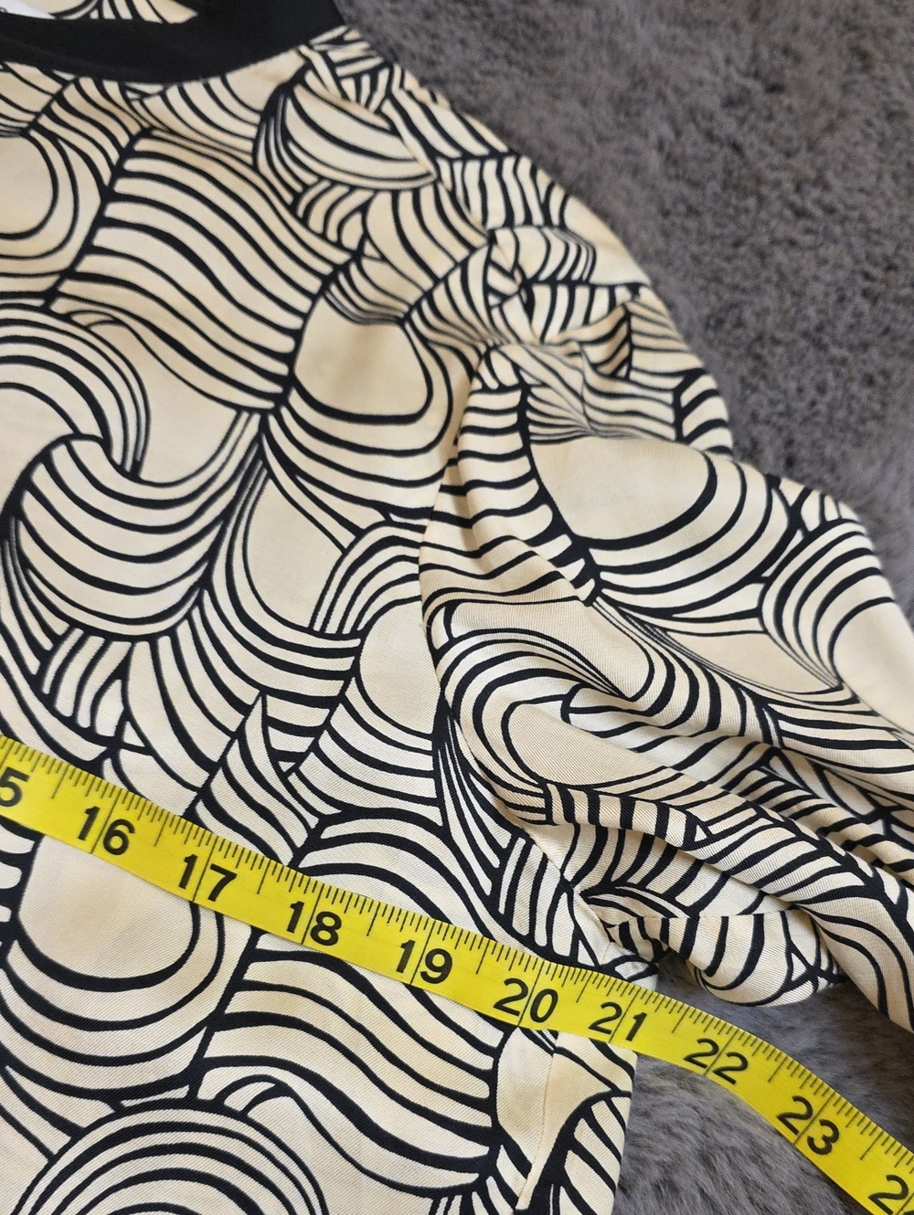 Reiss Cream and Black Wave-Print Lightweight Blouse Size 6 - Picture 2 of 12